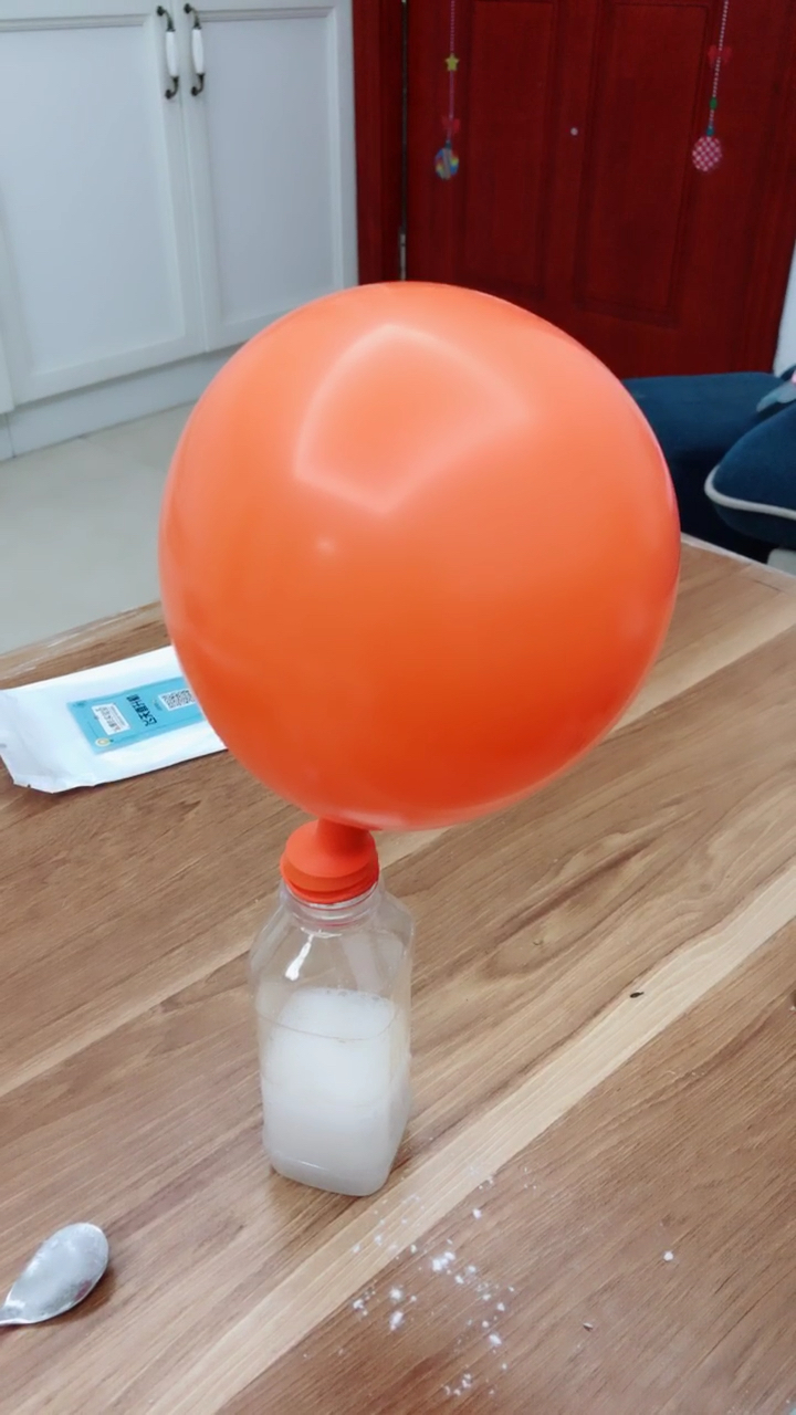 家庭小实验之瓶子吹气球3——关注观看完整实验!