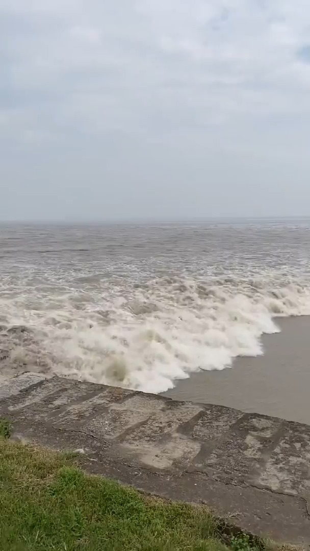 钱塘江大潮去一睹钱塘江波澜壮观的风采