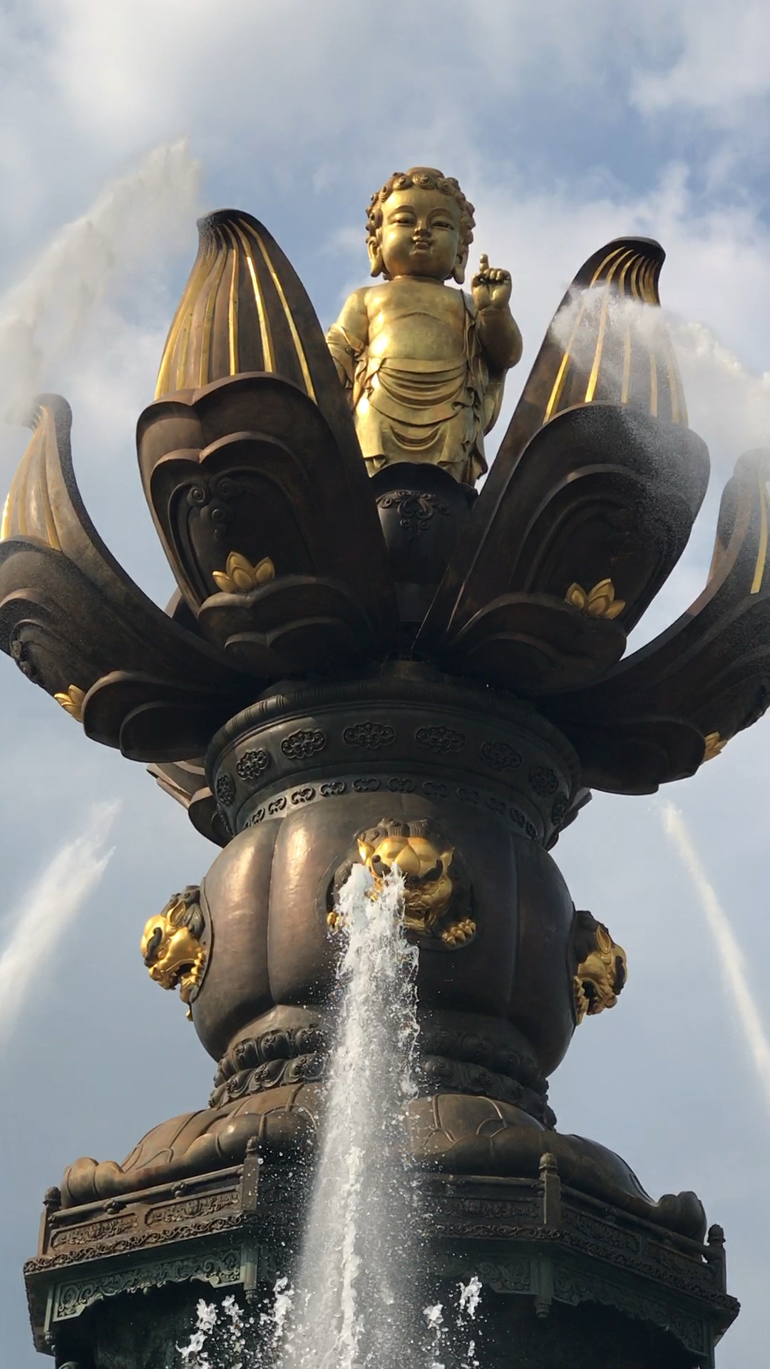 灵山大佛景区"九龙灌浴"讲述了佛祖释迦摩尼出生时天空出现九条龙喷出