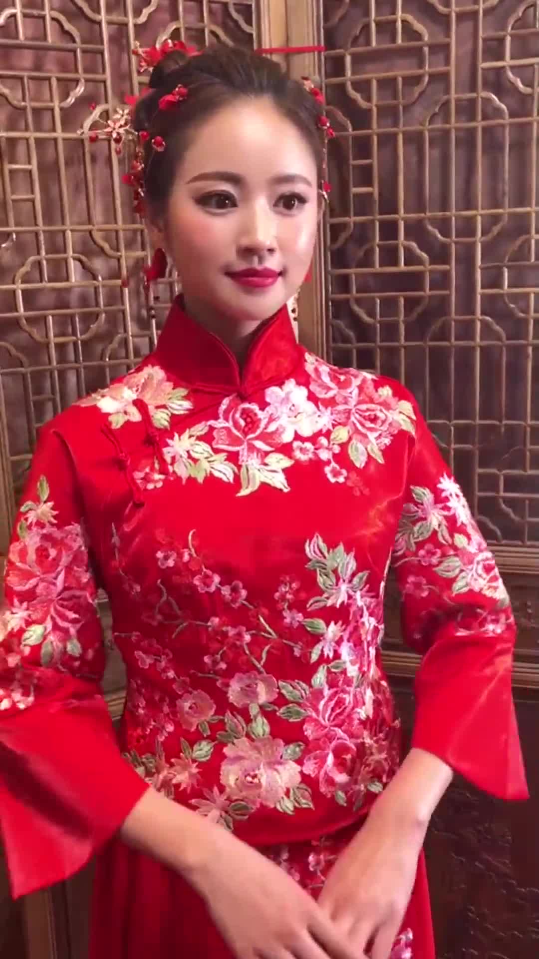 这新娘子太漂亮了,浓眉大眼端正大方,真想把她娶回家见爸妈