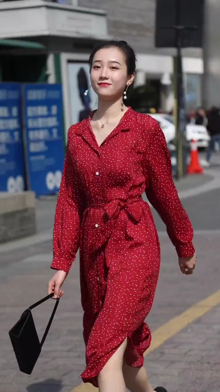 谁家的姑娘这么漂亮#大红色的衣服不是谁都能驾驭的