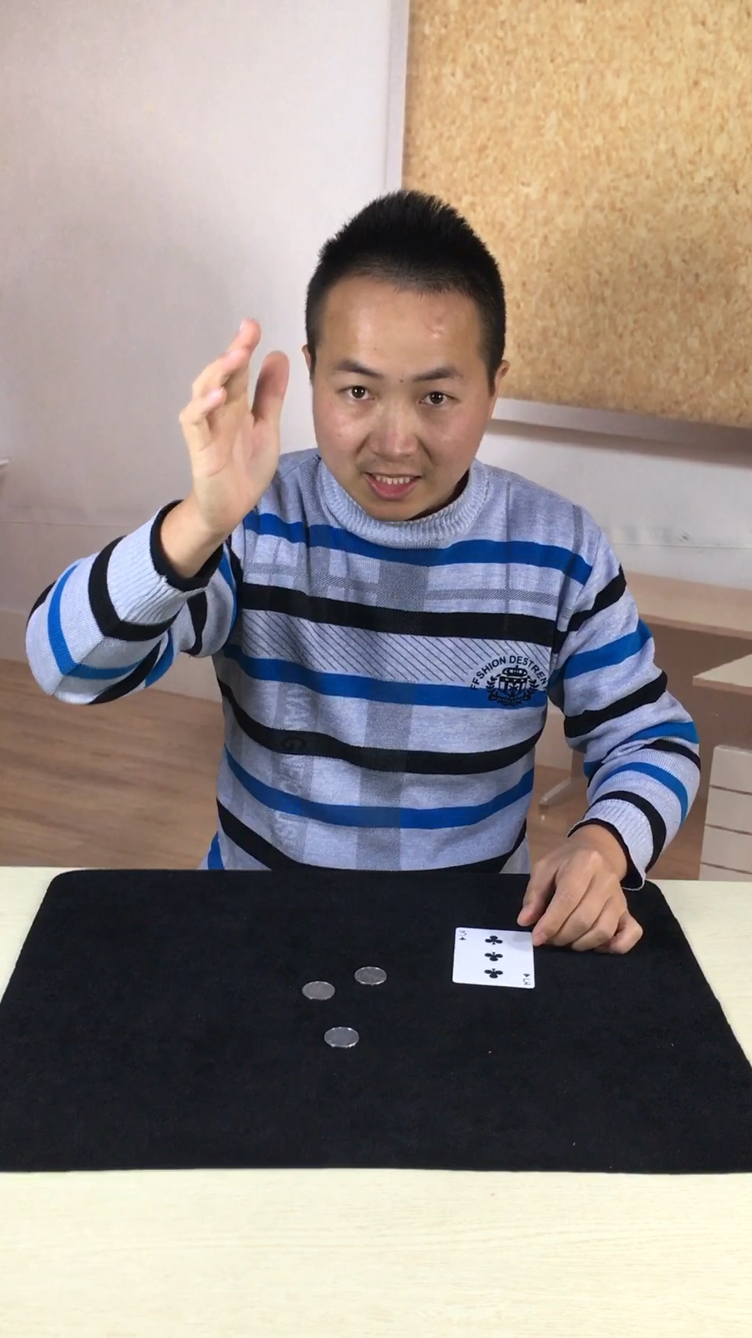 经典的魔术手法,空手连续变出三个硬币