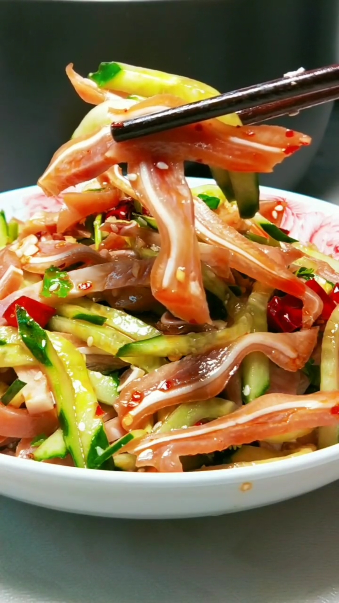 猪耳朵拌黄瓜这样做给隔壁老王喝高了.-度小视