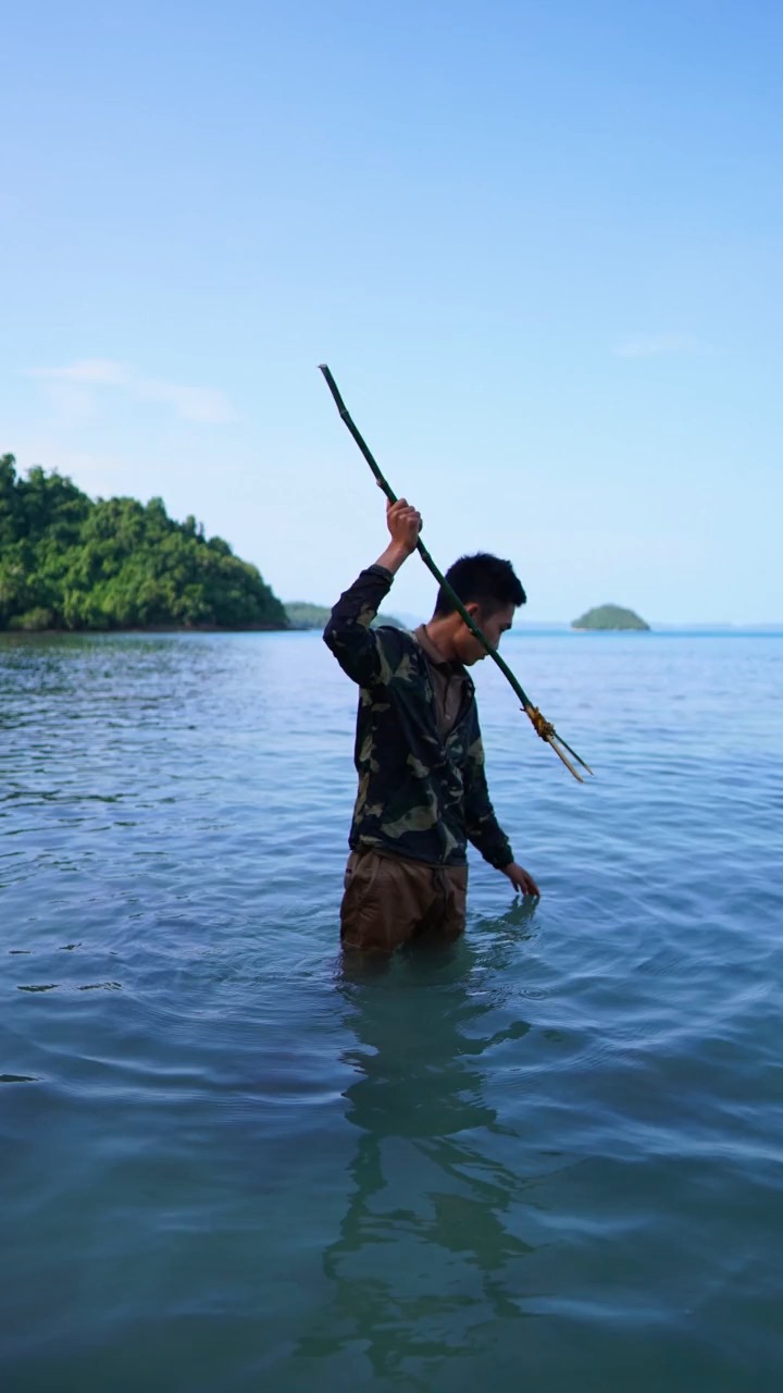 荒島求生#東南亞荒島求生第2天(上):自制捕魚漁具,努力3小時有收宦痧