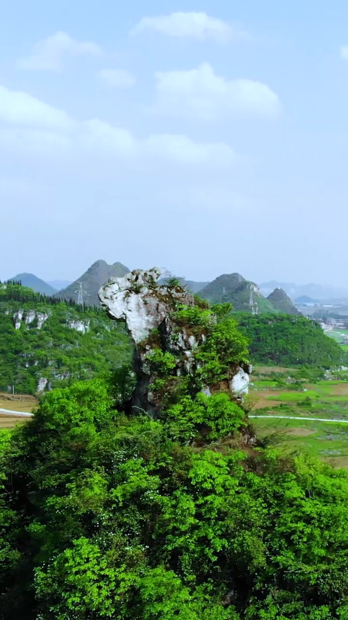 走!去兜风#贵州山区发现神似战狼的石山,形象太逼真,这是"战狼几"?