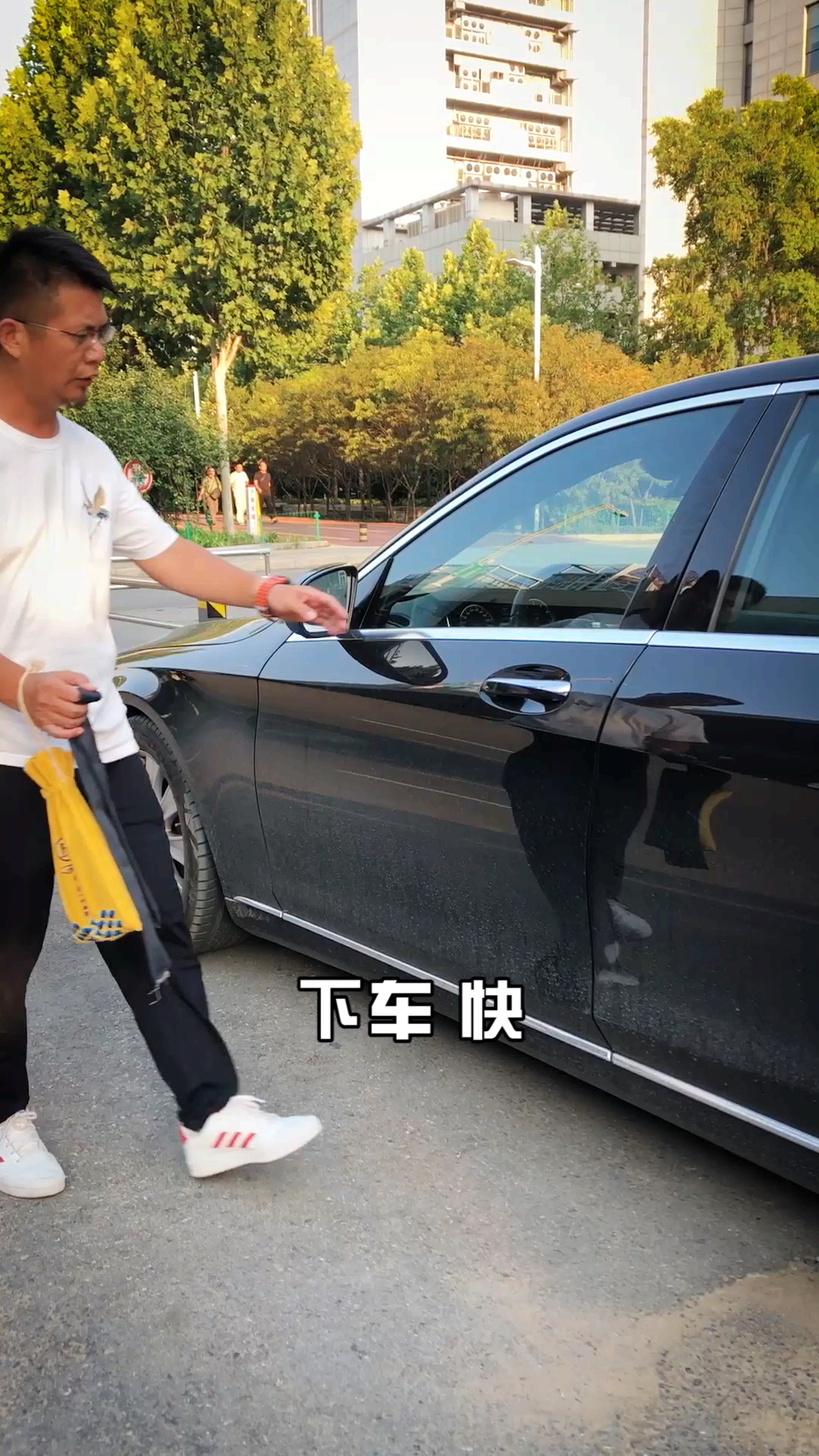 #全民正能量#为什么老板生气地让员工下车,还蒙上他的眼睛?-度小视