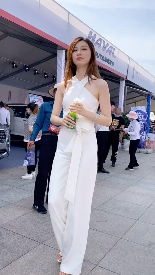 后面的大叔已经看呆了?@张芮尔