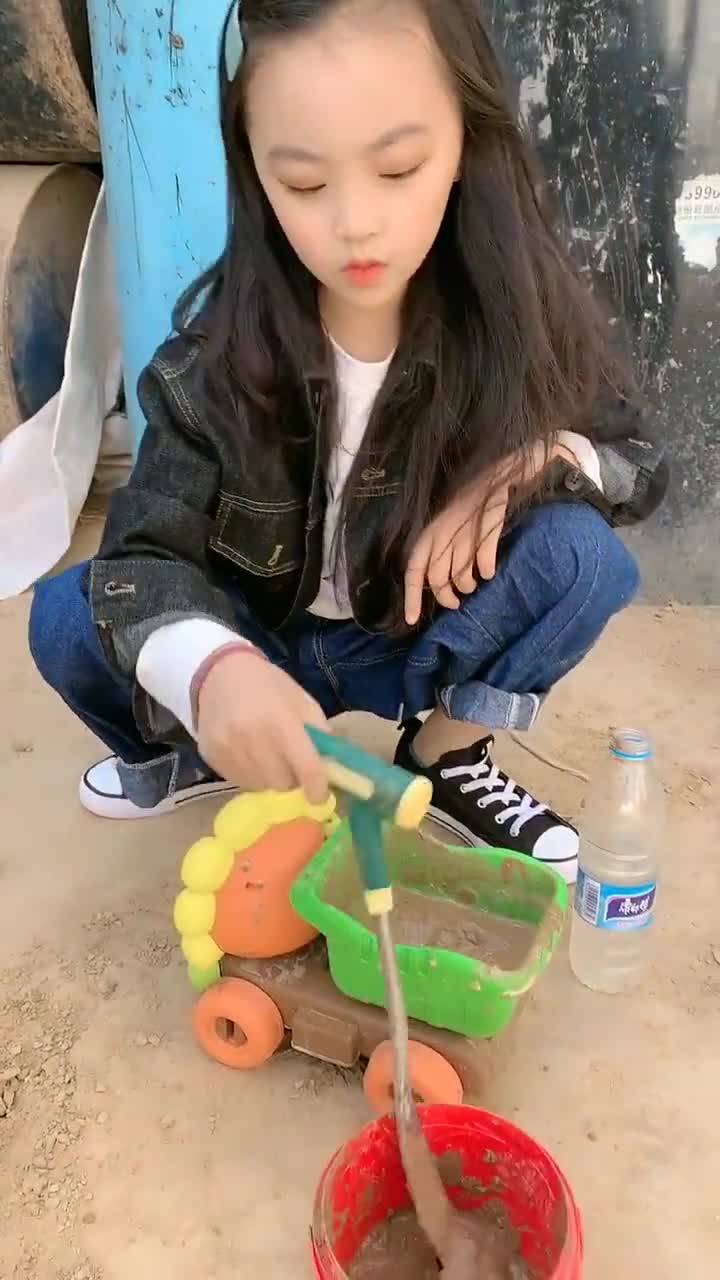 童模焱娃娃在乡下,还是很喜欢玩泥的,这是她最真实的一面