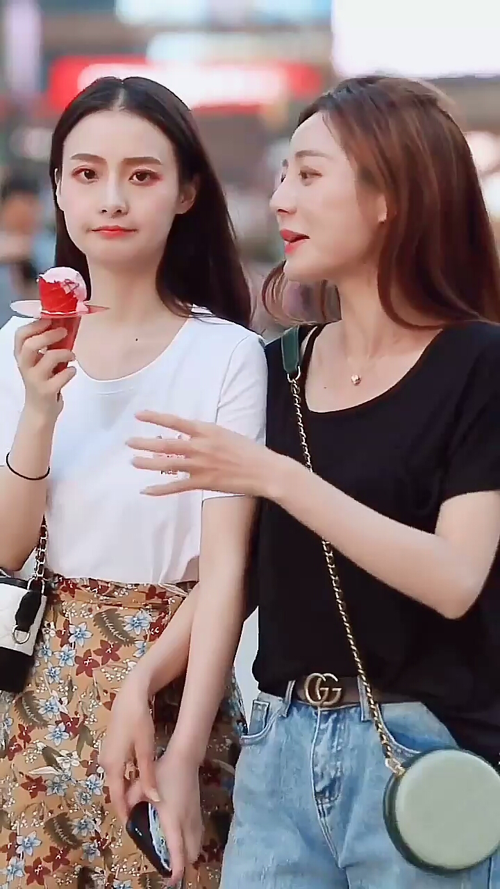 闺蜜很亲密的举动,在你看来那对更亲密呢?