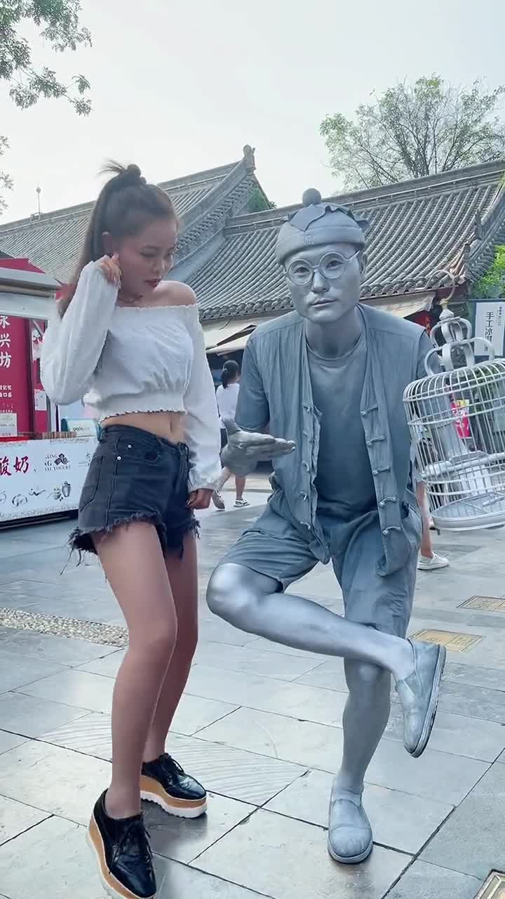 小妹妹又在调皮我要上热门银人阿少街拍搞笑行为艺术