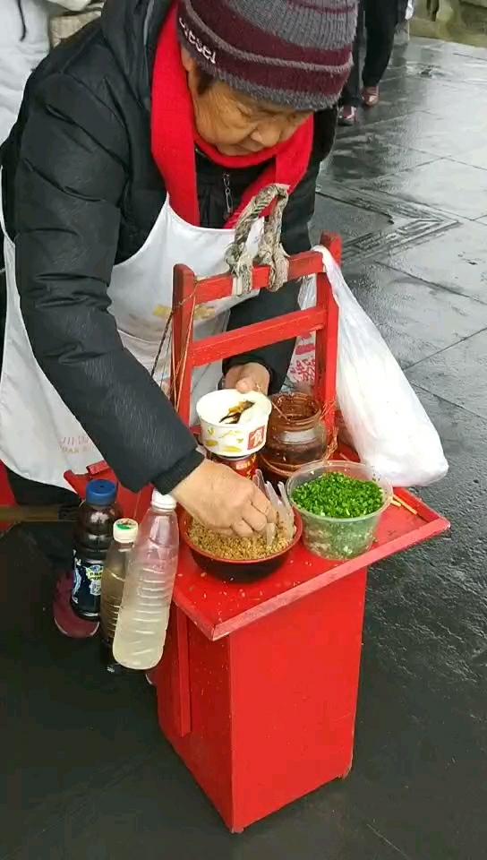 舌尖上的旅行#元旦假期,一个婆婆冒着雨夹雪的天气卖豆花,照顾一下