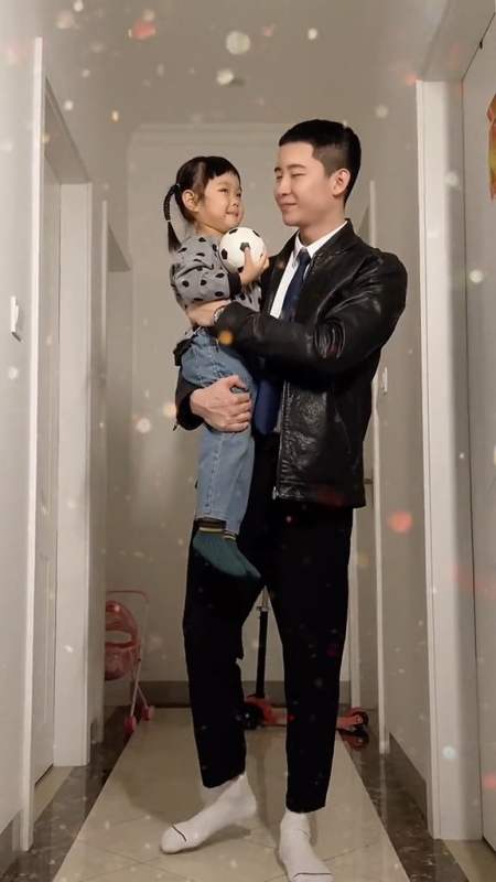 亲子#喜提一件小棉袄,罗晋第一次抱女儿心情平静