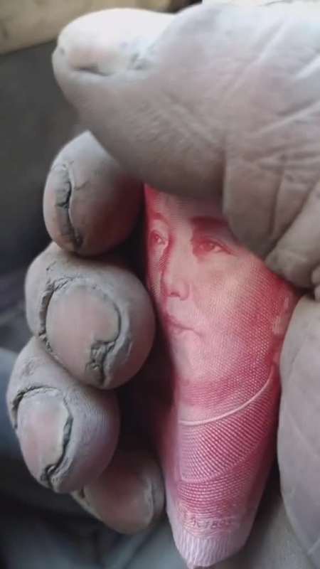 这是一位坚持二十年水泥搬运工的手,真的不容易