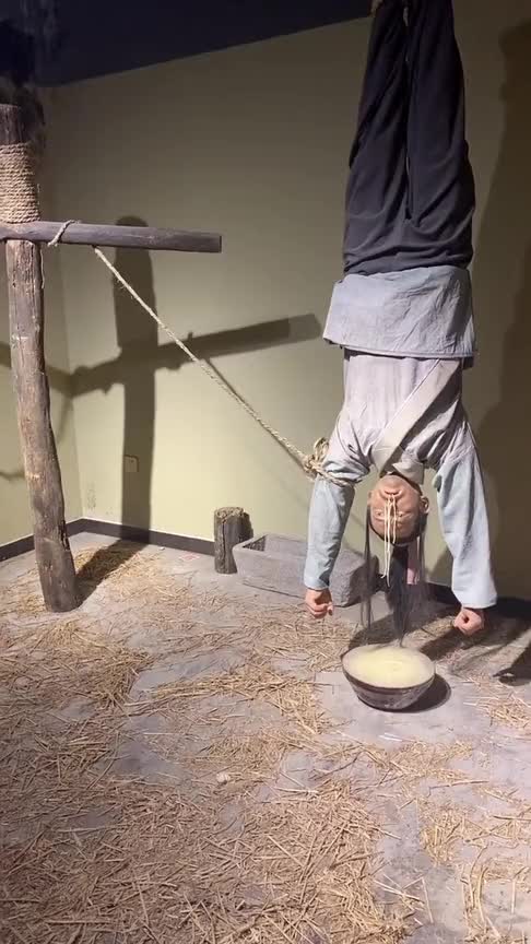 传说中的二龙吐须,竟也是一种酷刑,看着就让人揪心!