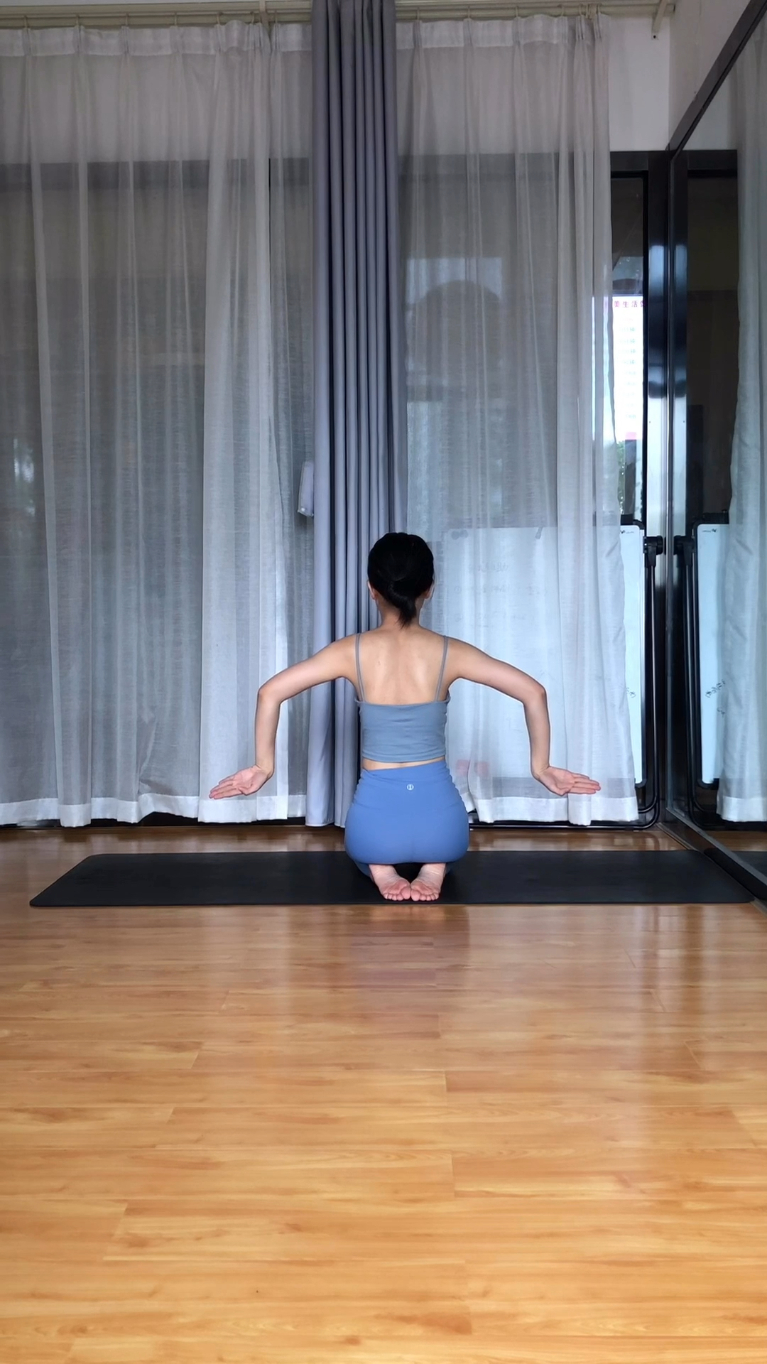 试试看你做得到双手背后合十不