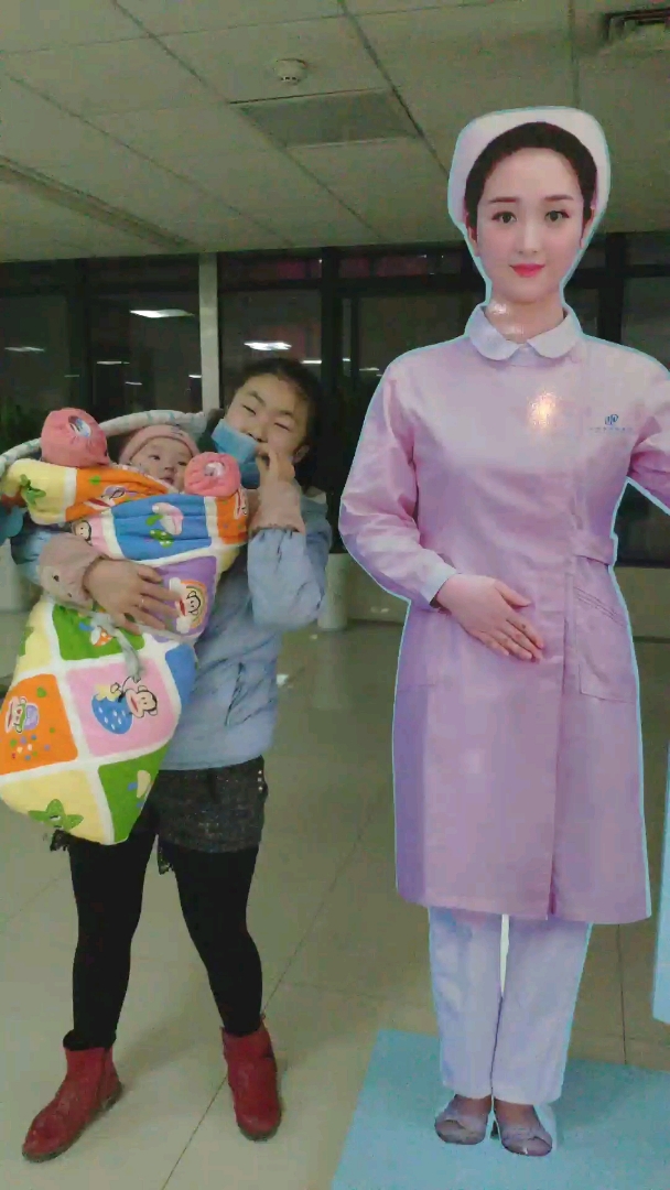 我家萌宠成精了#当宝宝看到护士姐姐的时候,亮点是那个包包,大家康浇