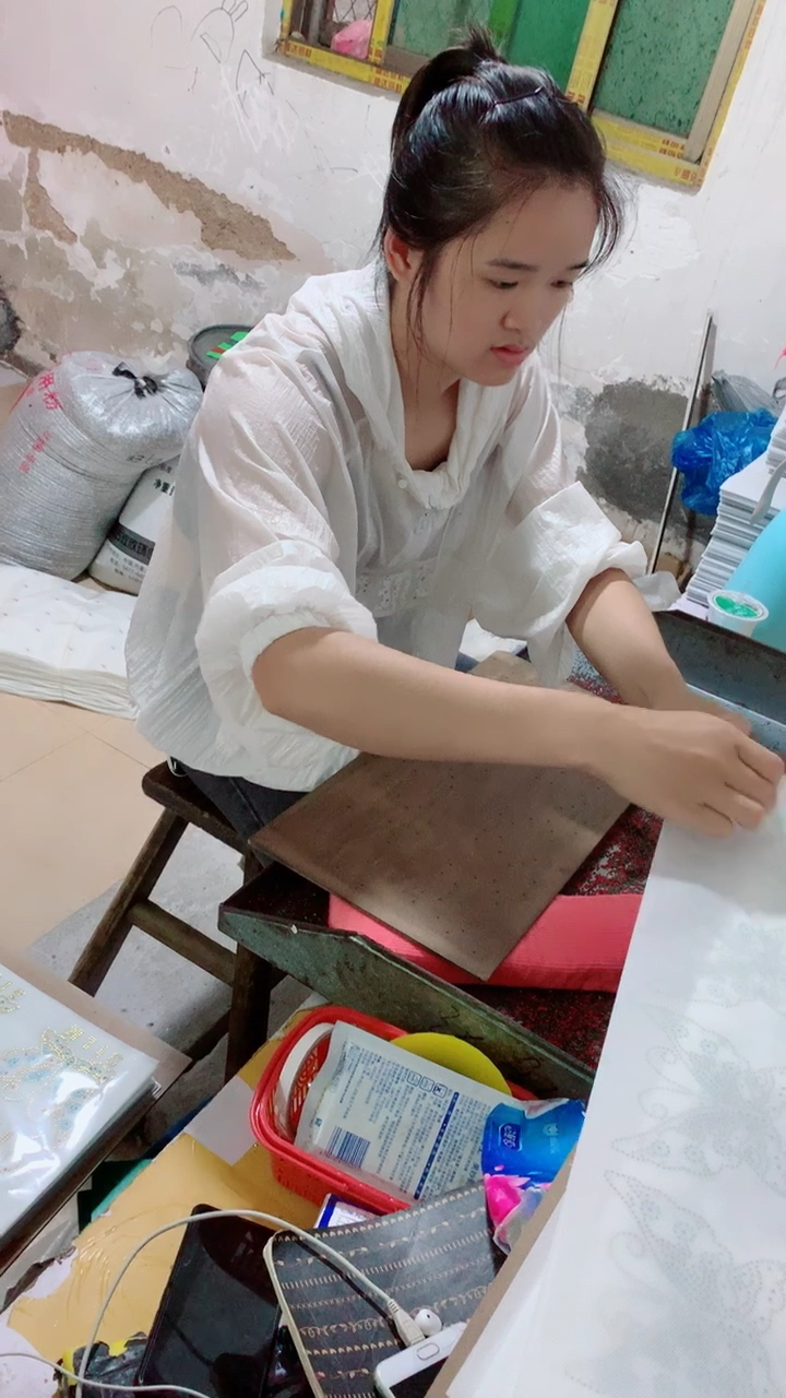 00后妈妈,上班样子,真的很迷人吗.