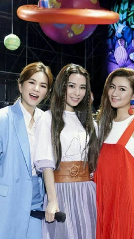 娱乐#she合体为hebe庆生,任家萱田馥甄陈嘉桦同框-度小视