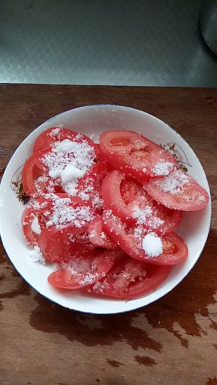 番茄拌白糖,甜甜酸酸的,这个季节多吃点,营养丰富哦