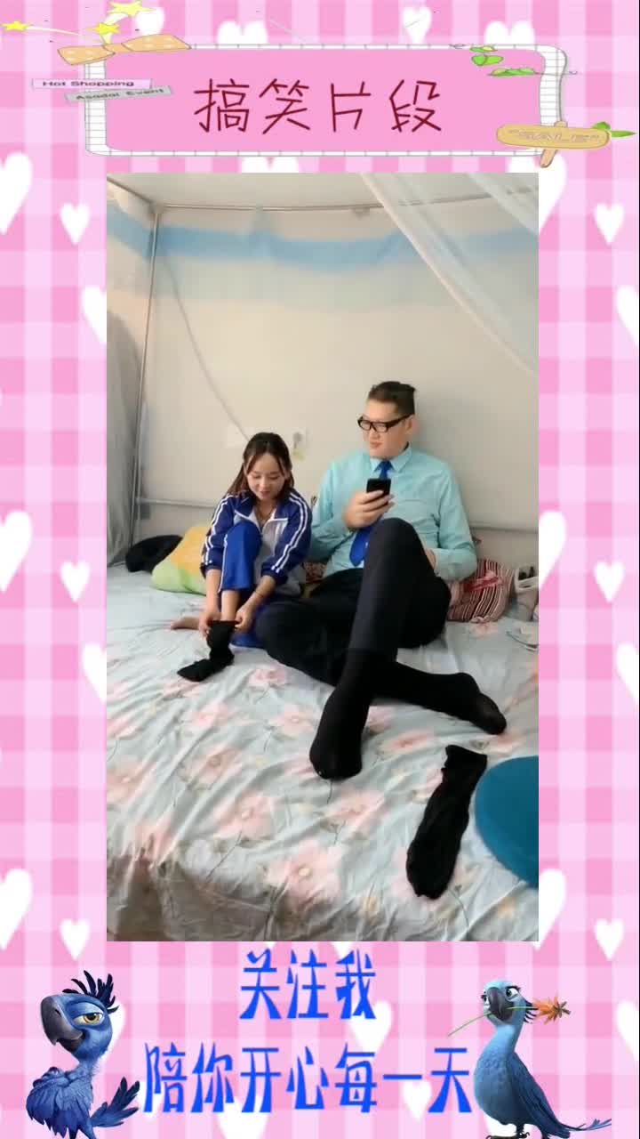 妹妹非要试试巨人的袜子穿上简直就是长筒丝袜搞笑视频