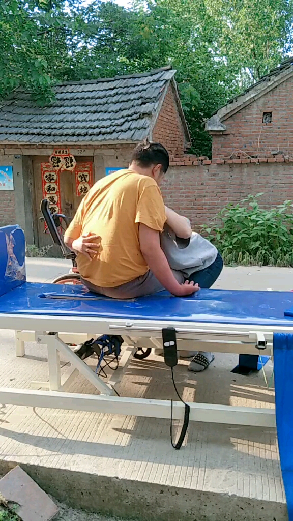 正能量夫妻.#四肢瘫痪两年了,感谢老婆不离不弃的照顾.