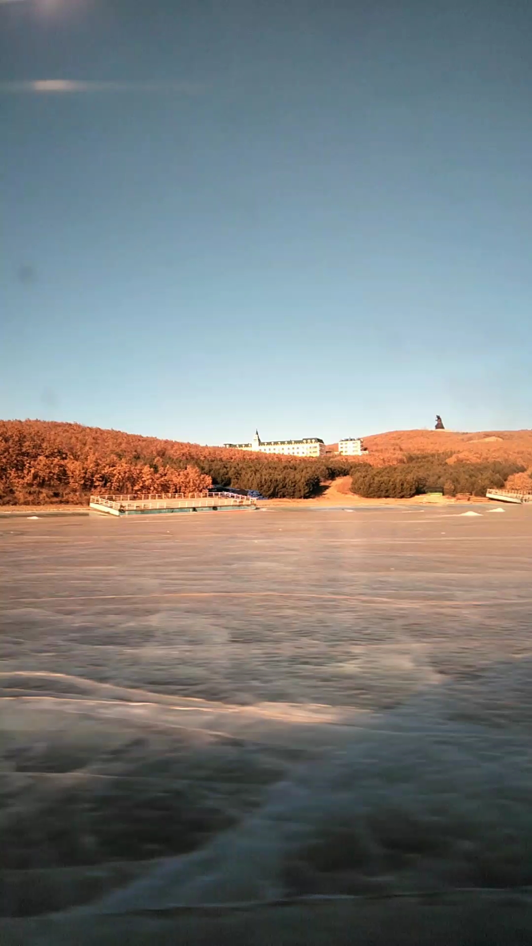 莫旗尼尔基水库冰面上行走,漂亮不