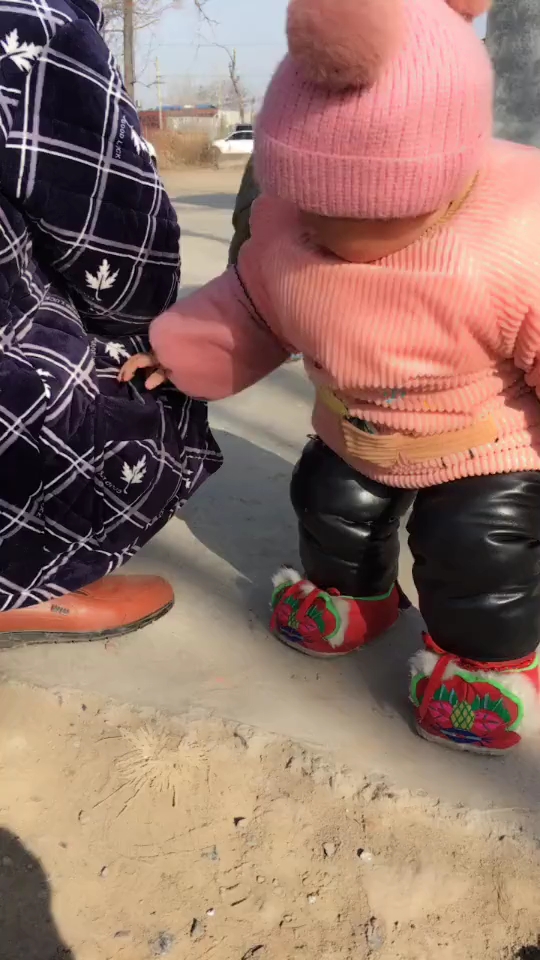 宝宝掏兜 一看是钱拿上就走,头都不回