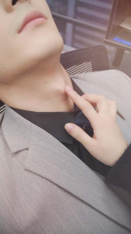 霸道总裁#摸男朋友喉结会发生这种事?-全民小视频