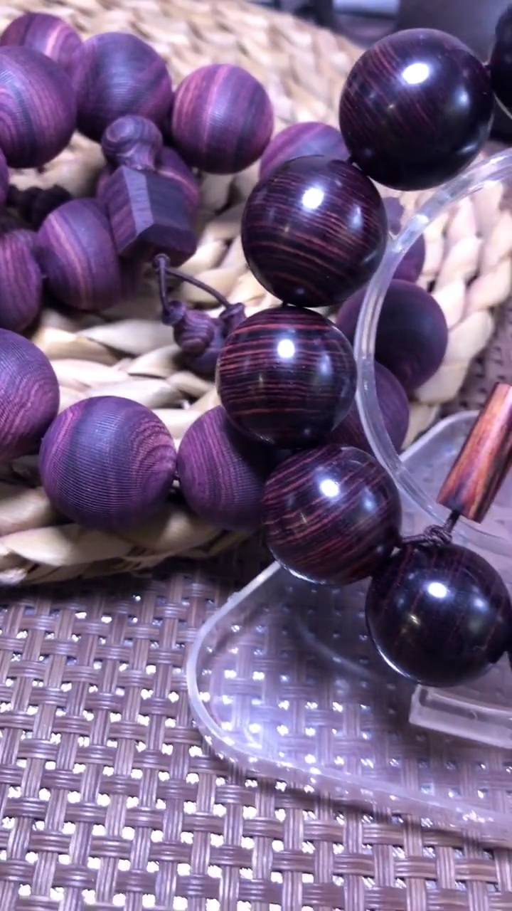 紫紫紫 市面很多当海南紫油梨卖几千的紫花梨,咱们不超两张就够了