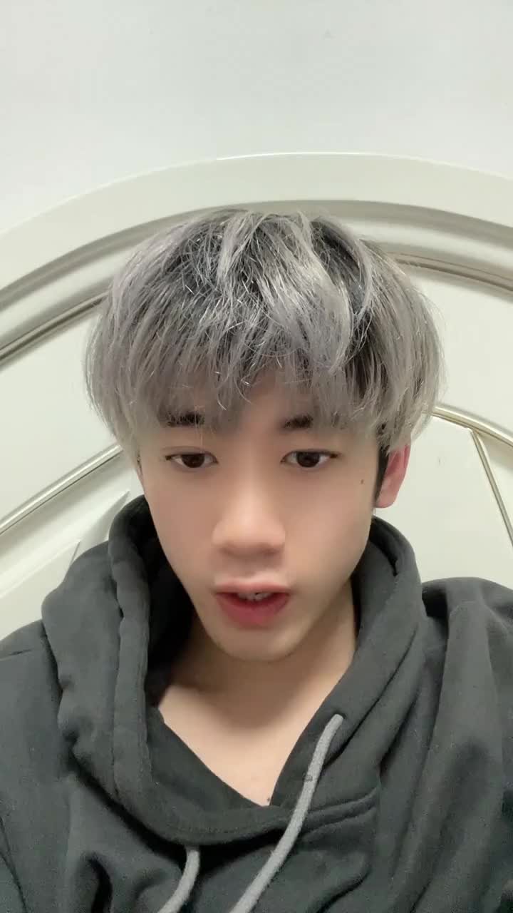 晚上九点锁定我老大直播间给你们发新年红包浩辉进城了【】o