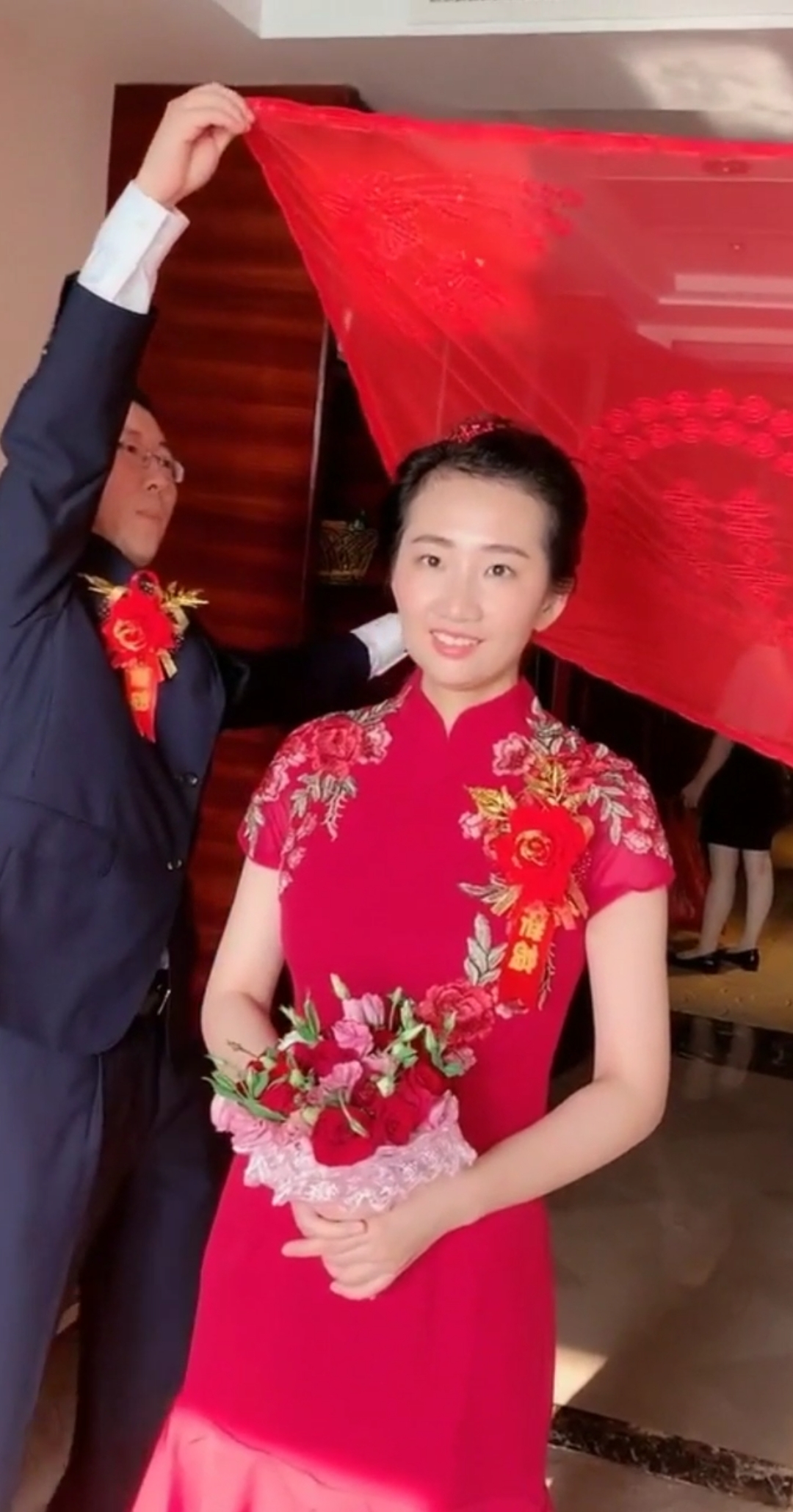 美丽的新娘就要出嫁了,妈妈亲手为女儿披上爱的嫁衣.