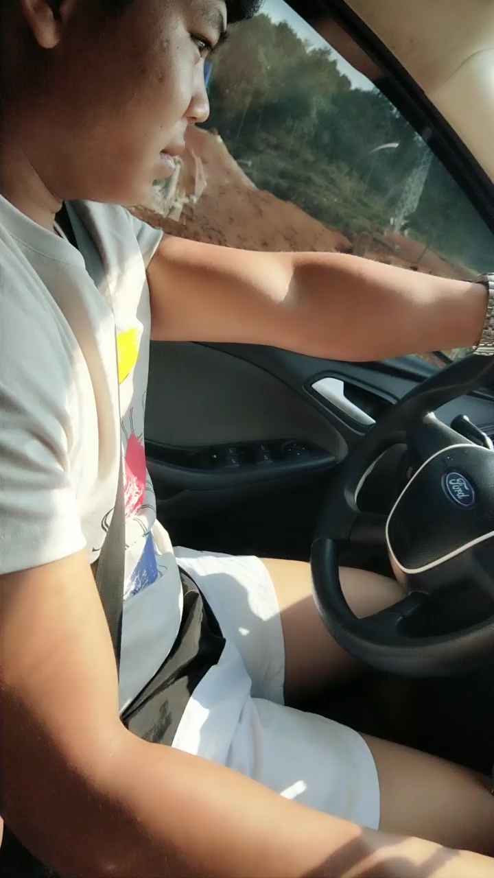 单手开车的徐先生很帅哦!