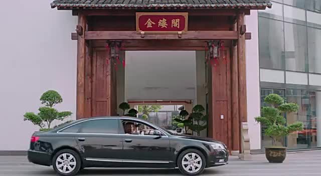 因为遇见你:陆思琛在金缕阁门口,等张雨欣回来带上了出租车