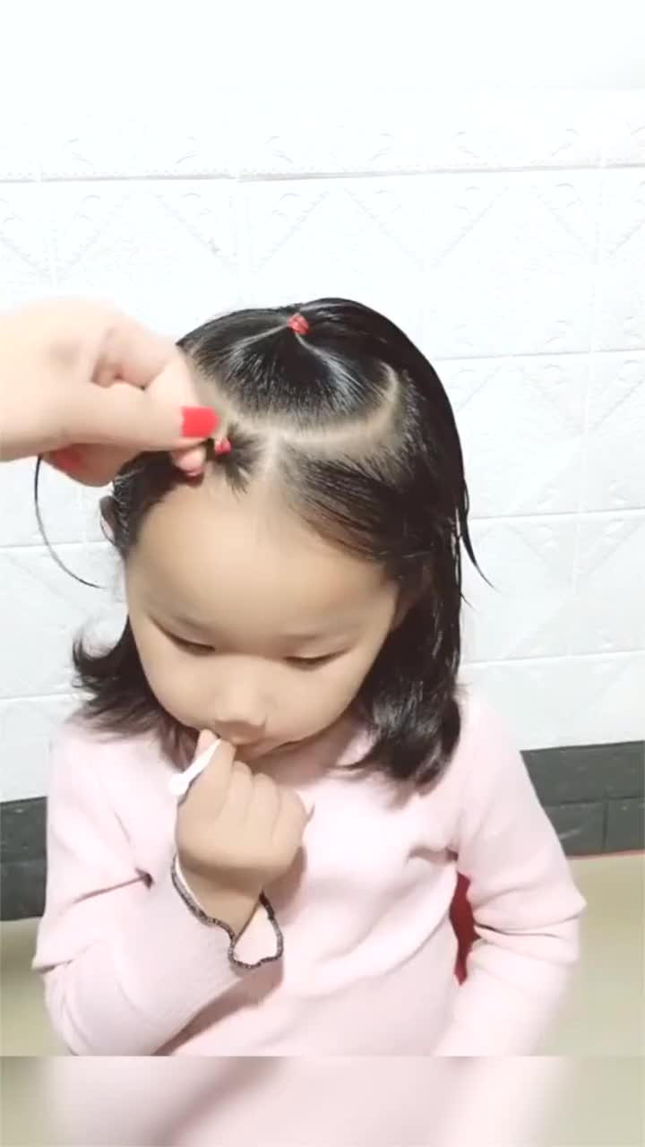 小孩子就喜欢这样扎,满头的小辫子,可爱俏皮的发型,是你的菜吗