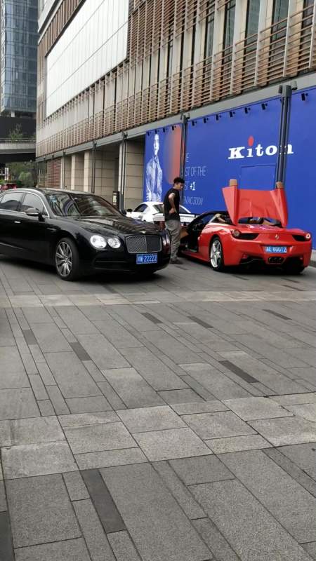 凉山州首富坐着好几个二的比亚迪出来购物-度小视