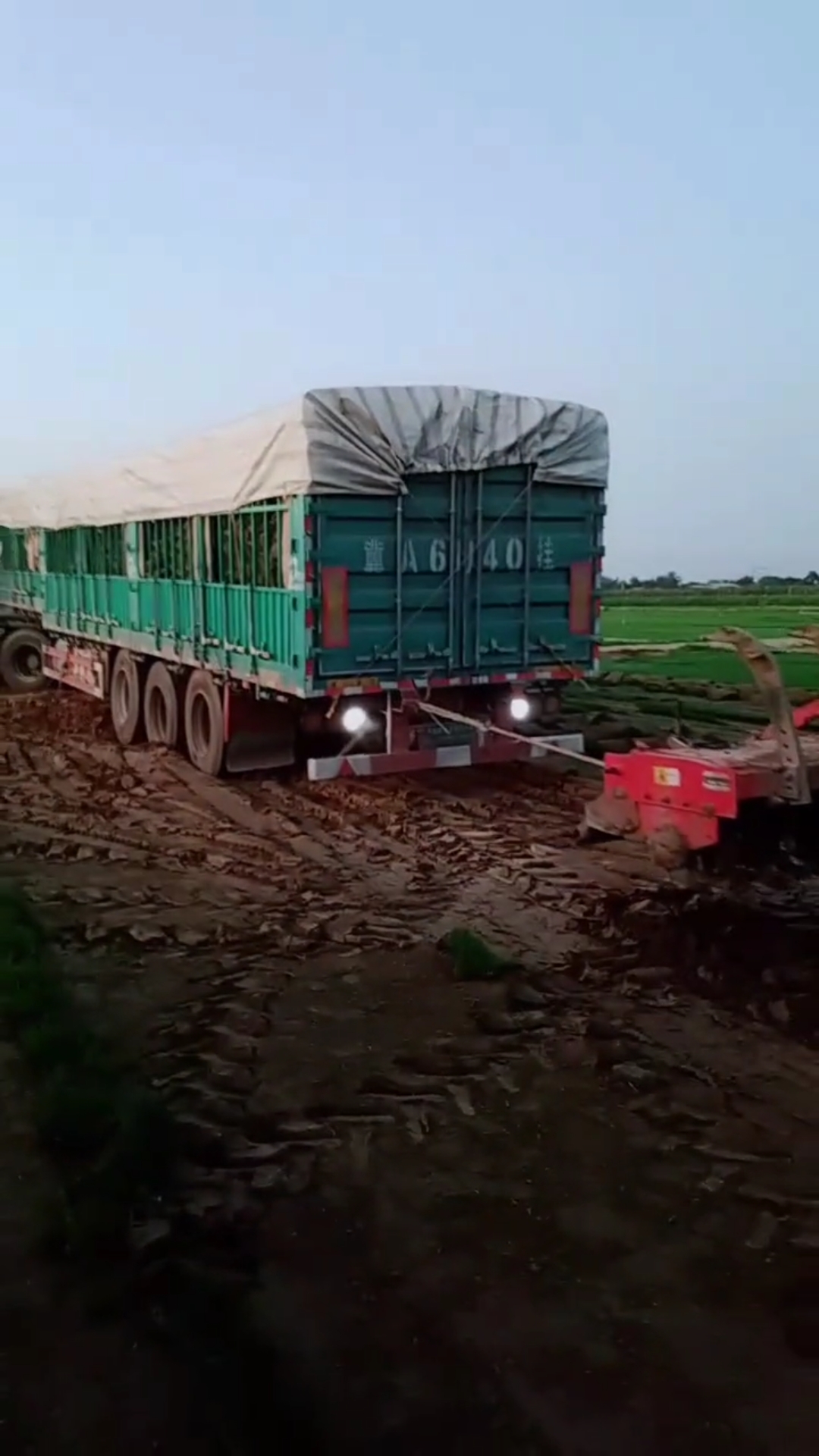 13米高低板超载误车啦!大拖拉机救援 司机师傅拐弯太急,陷进去了