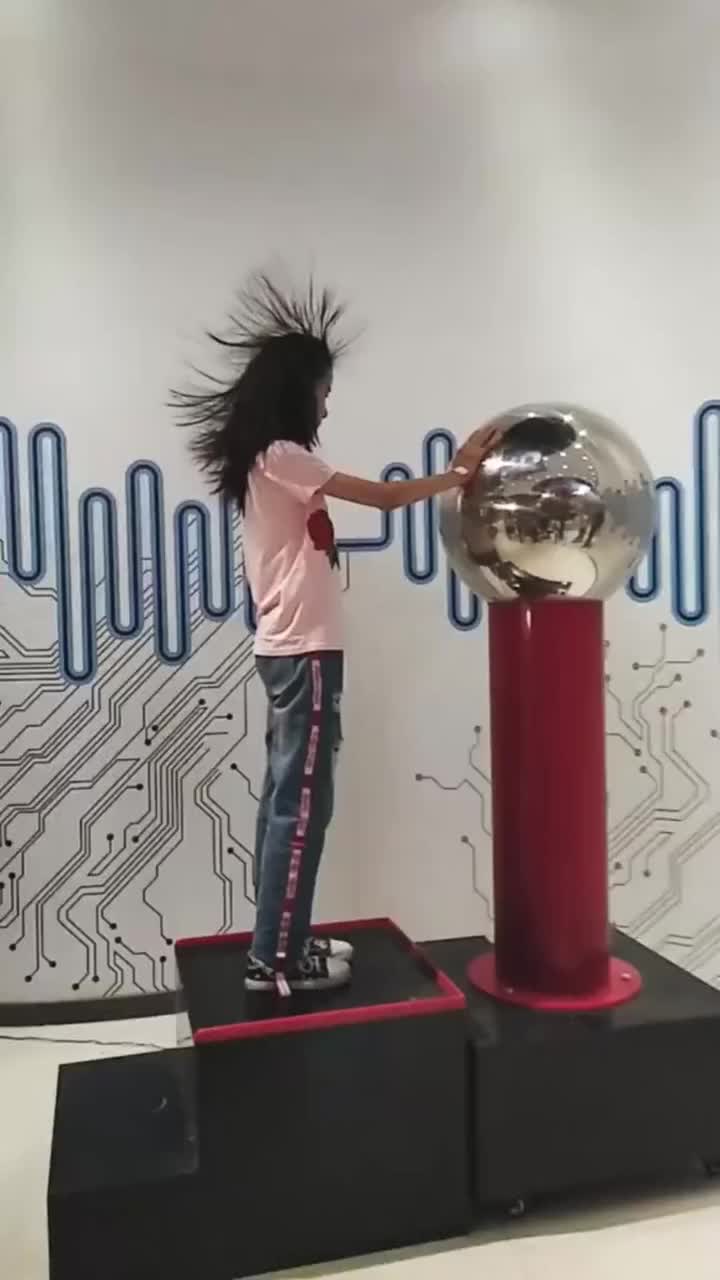 小女孩玩静电球,这一幕,我的注意力全被头发吸引了