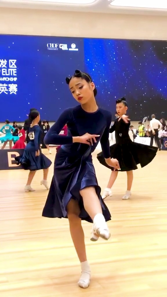 拉丁舞#米奇雯12岁女单精英组,这实力就是不一样,发型非常有特色