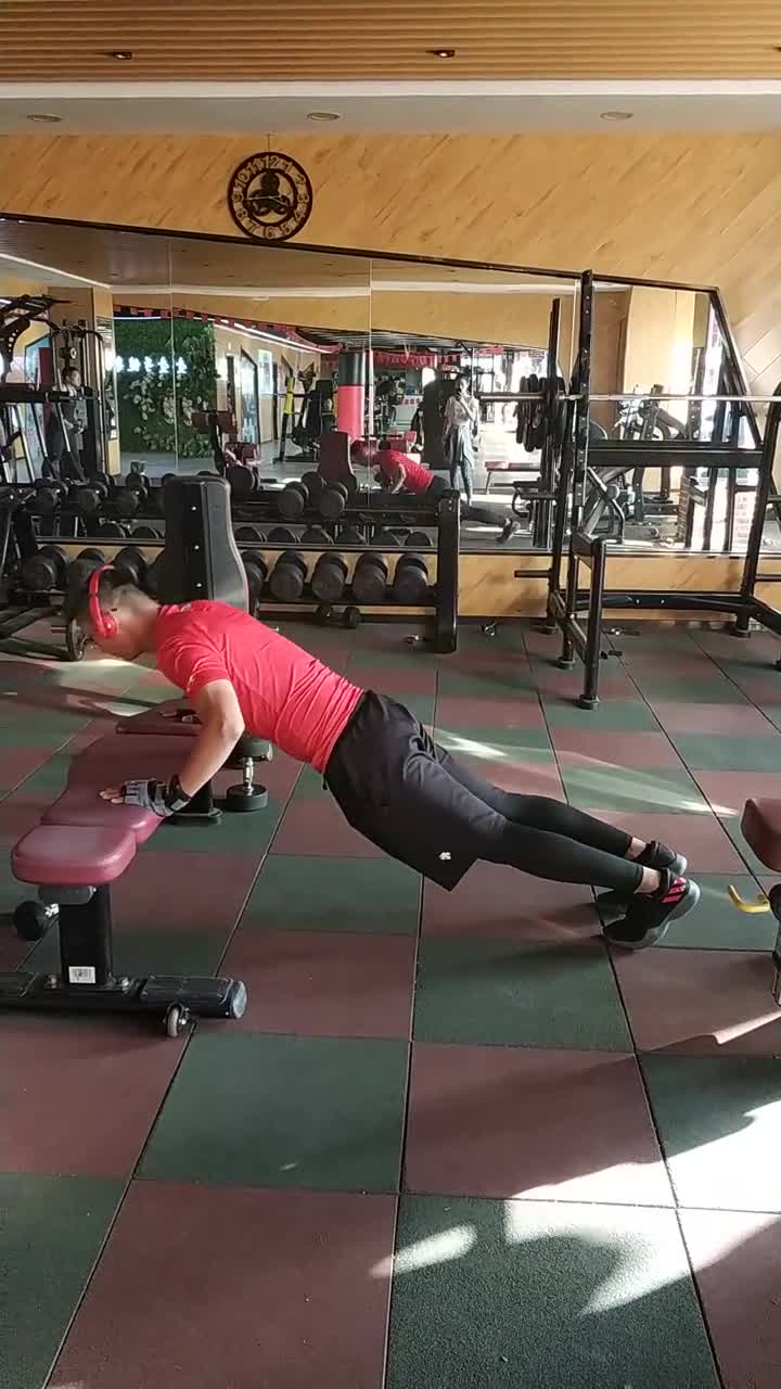 今天练胸,先来个胸大肌下束的热身.