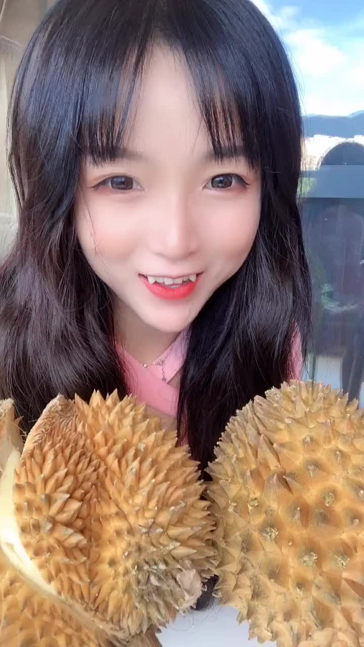 虎牙萌妹今天给大家吃个巴掌大的榴莲-度小视