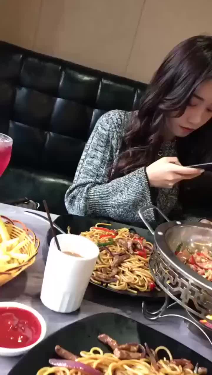 这是我的女朋友,每次吃饭前都要拍照,我该怎么和她说!