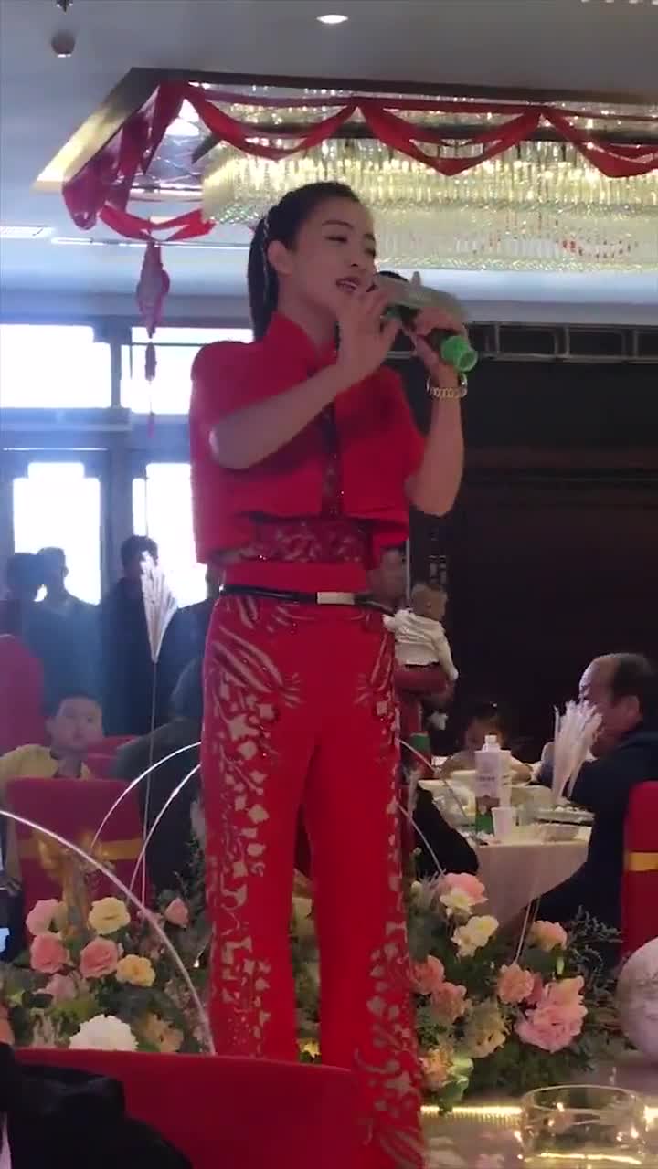 王二妮的妹妹王小妮,唱歌和姐姐唱的一样棒,你们喜欢她们俩吗