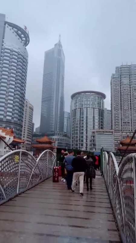 重庆这个地方太神奇了,你以为你在1楼,其实你在18楼!
