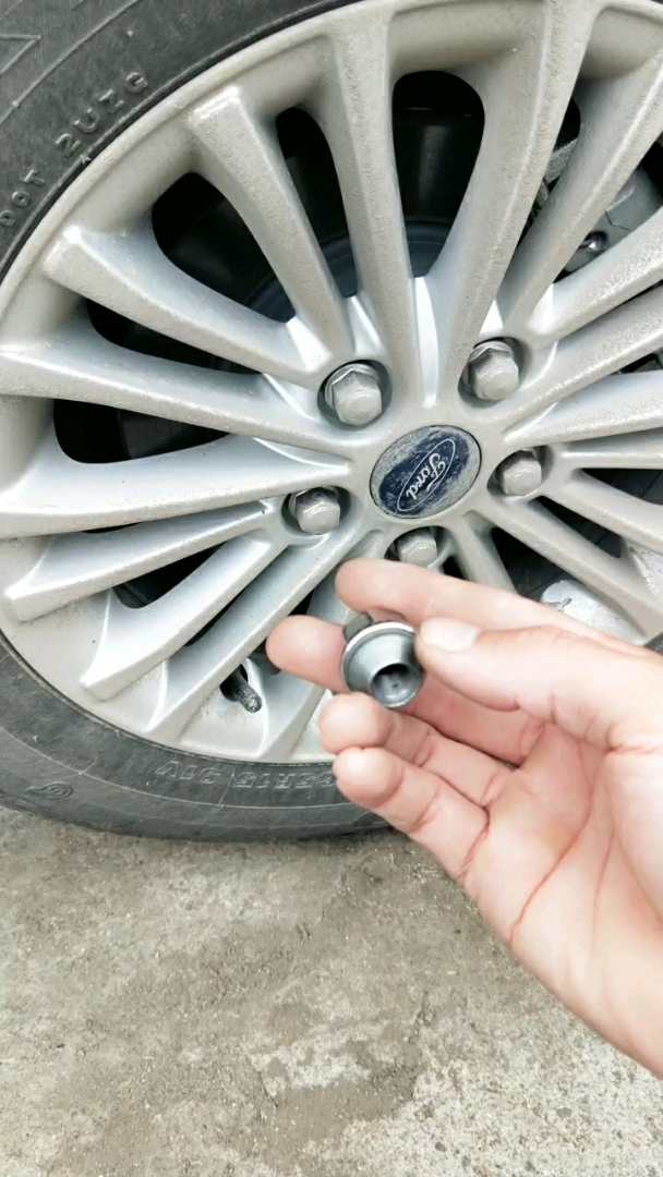 福特轮胎螺丝紧固需注意!
