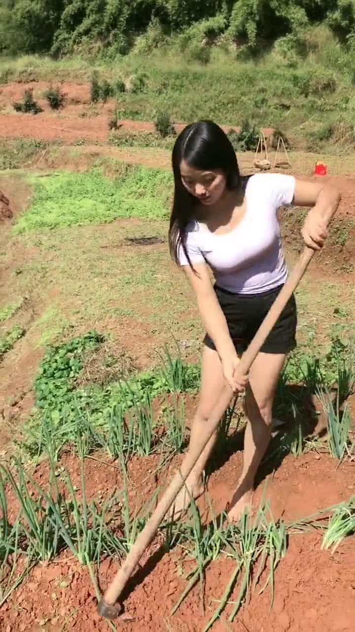 农村留守女人的心酸累活脏活只有自己一个人干