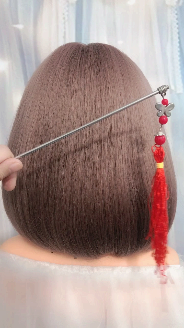 短发带发簪这样扎