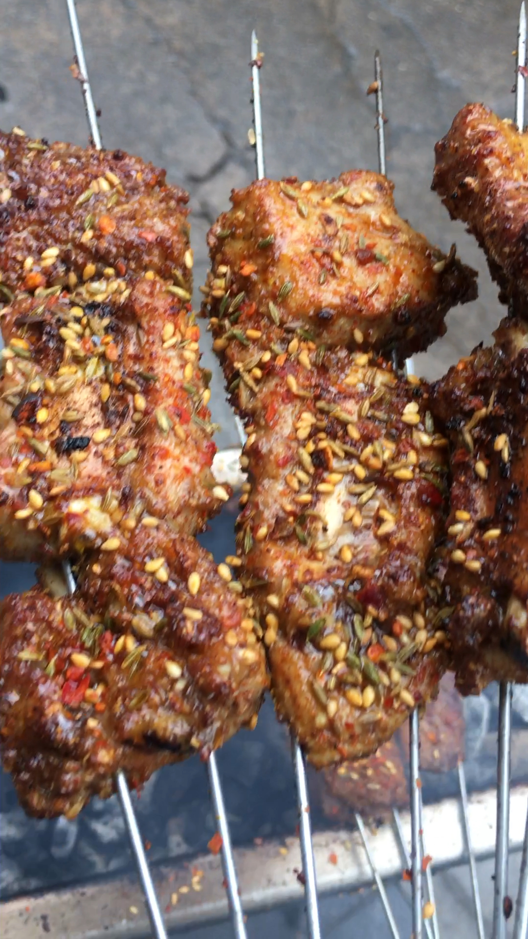 烤着排骨串,喝着啤酒,就是美.