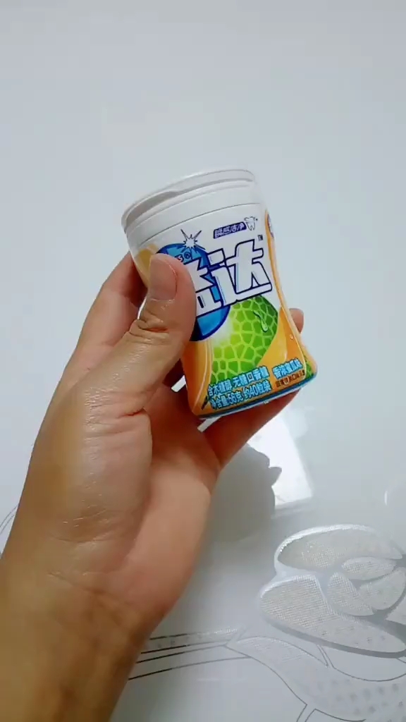 看看我设计的口香糖瓶子