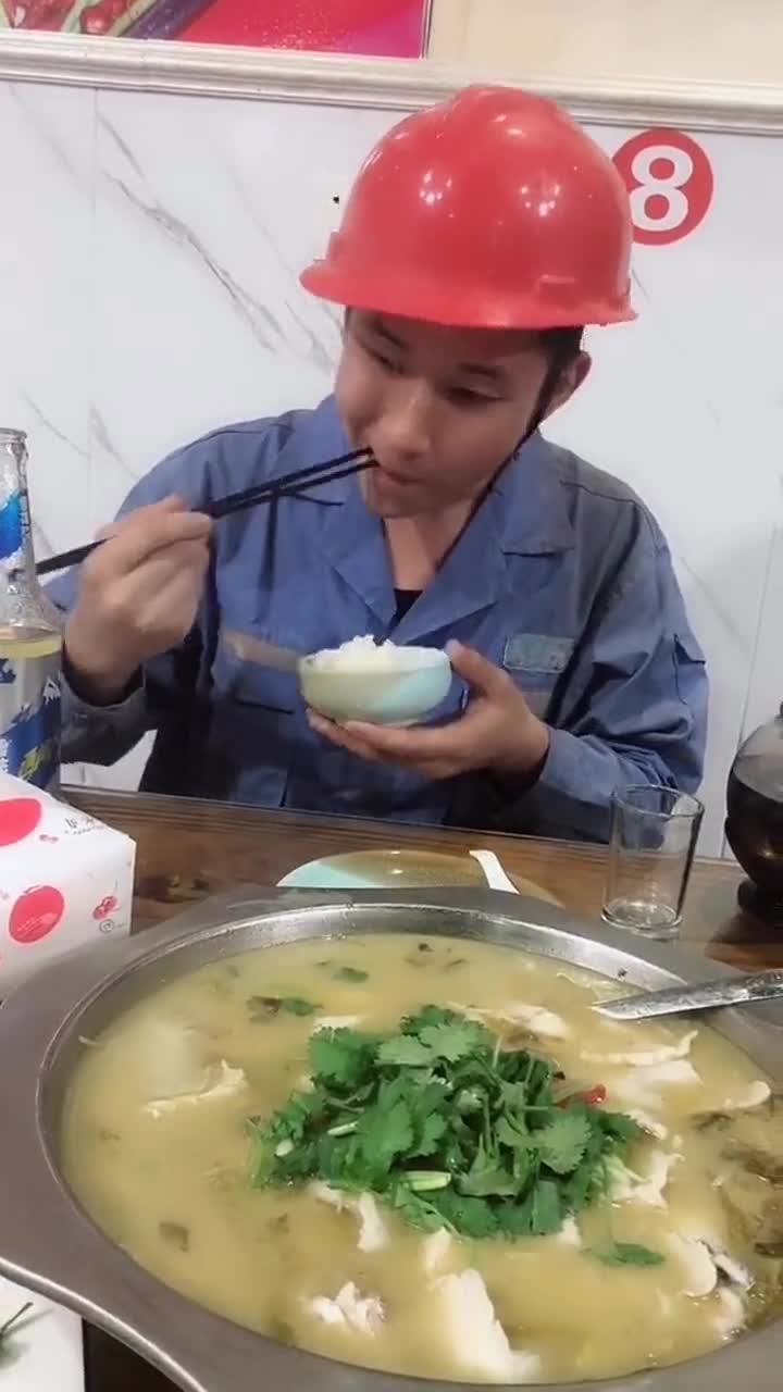 爸和弟剛工地上下班,我帶他們來飯店吃飯,爸爸說衣服穿太髒怕老闆會