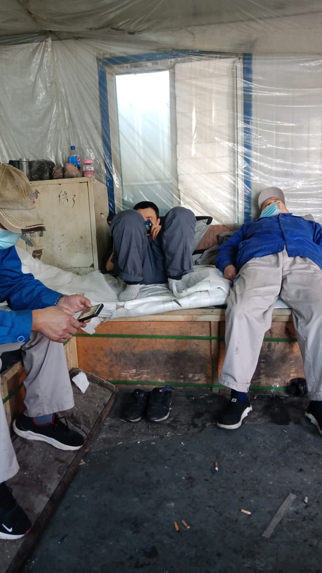 农民工,太辛苦了,午休时间也没有忘记看手机